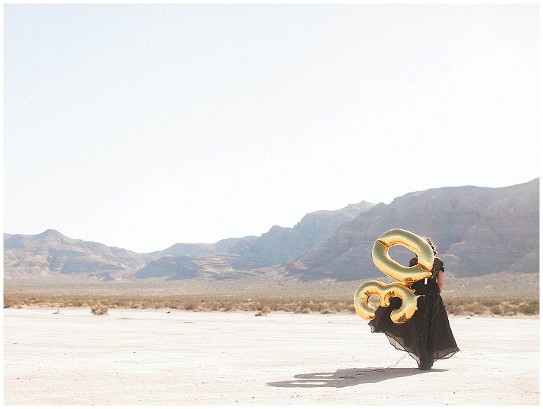 gold balloons photo shoot, 30th birthday photoshoot ideas, desert photoshoot gold accents